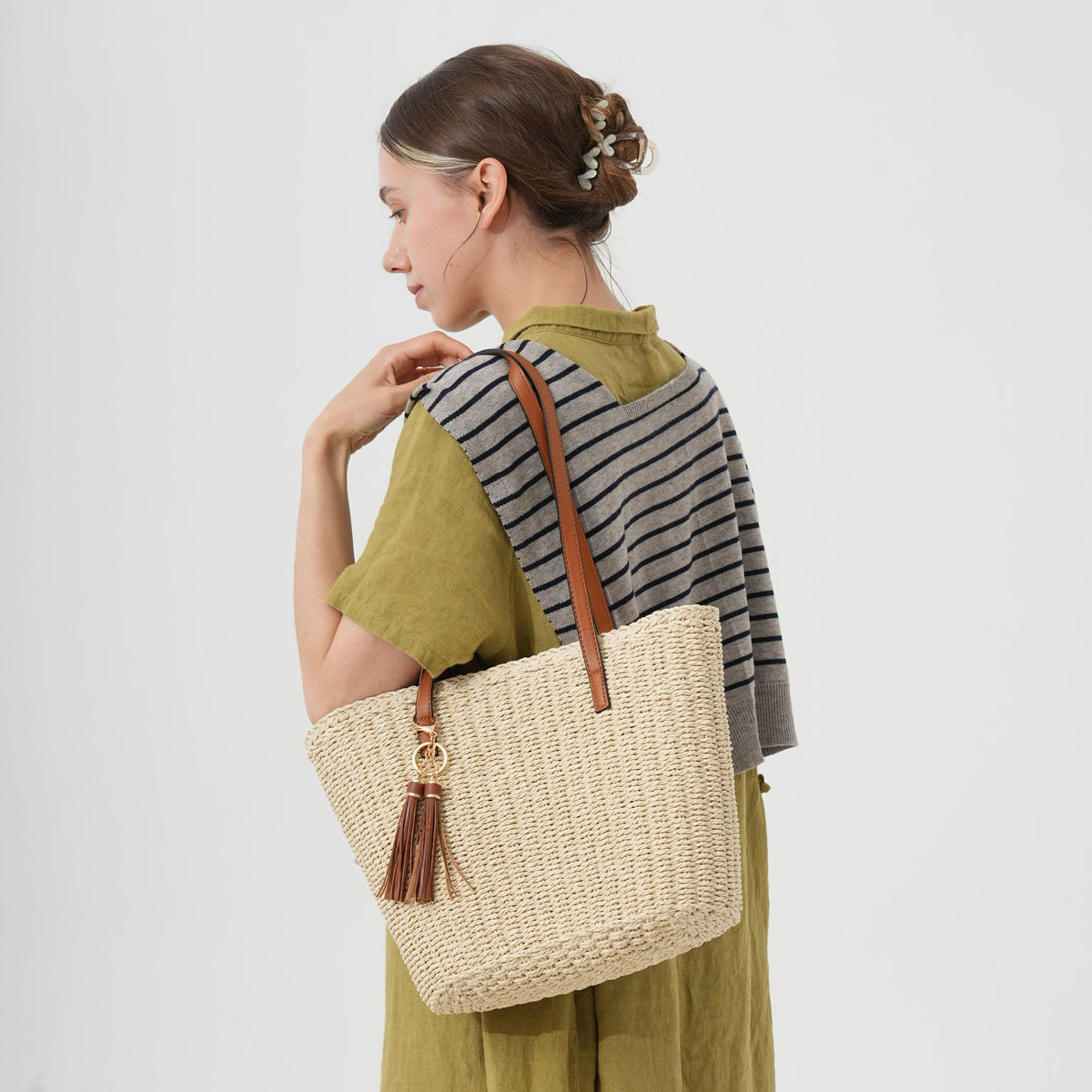 Sac de Juliette en paille tressée avec pompons – Schiara
